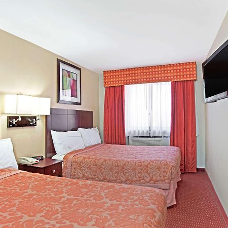 Super 8 By Wyndham Long Island City Lga Hotel New York City Exterior photo