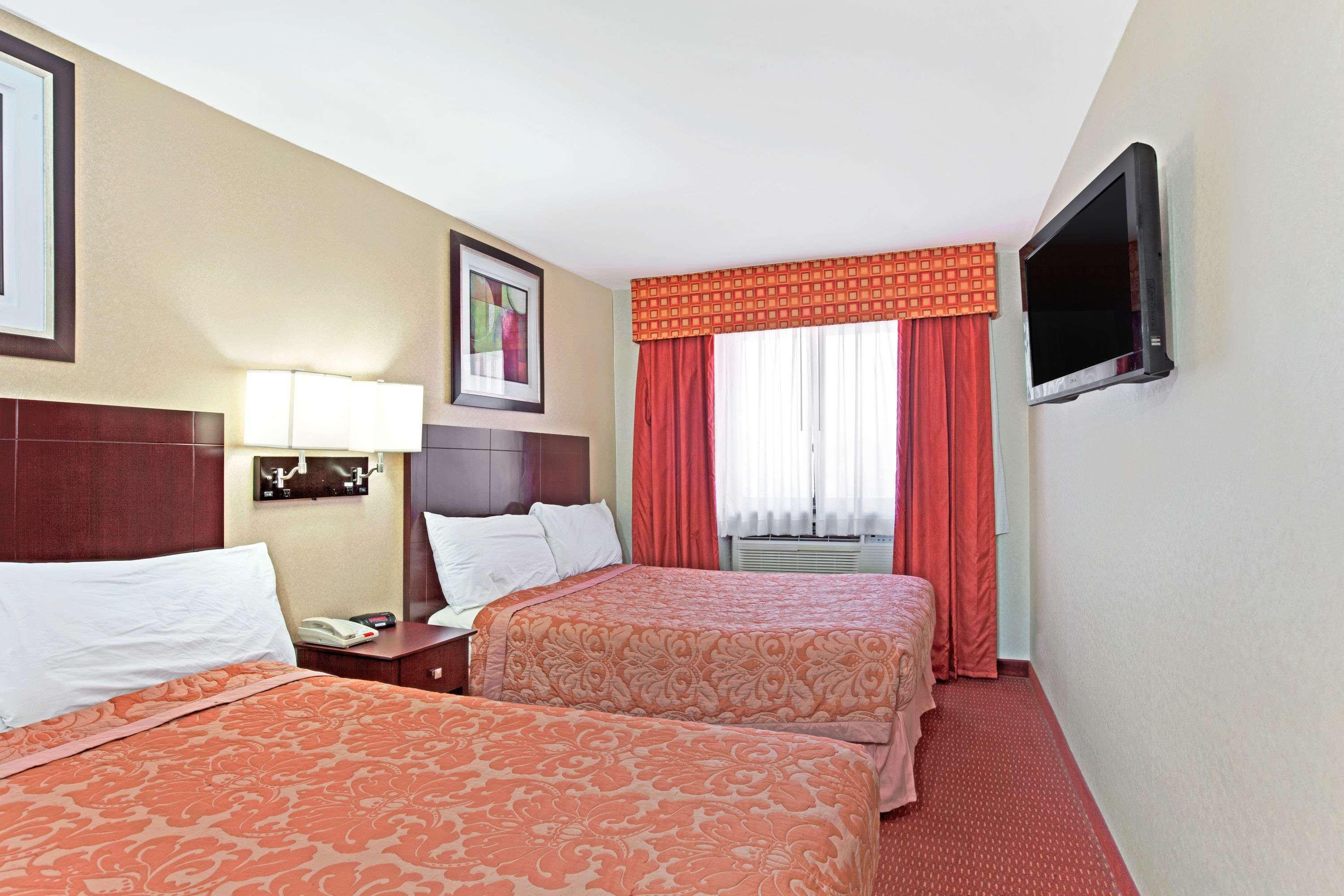 Super 8 By Wyndham Long Island City Lga Hotel New York City Exterior photo