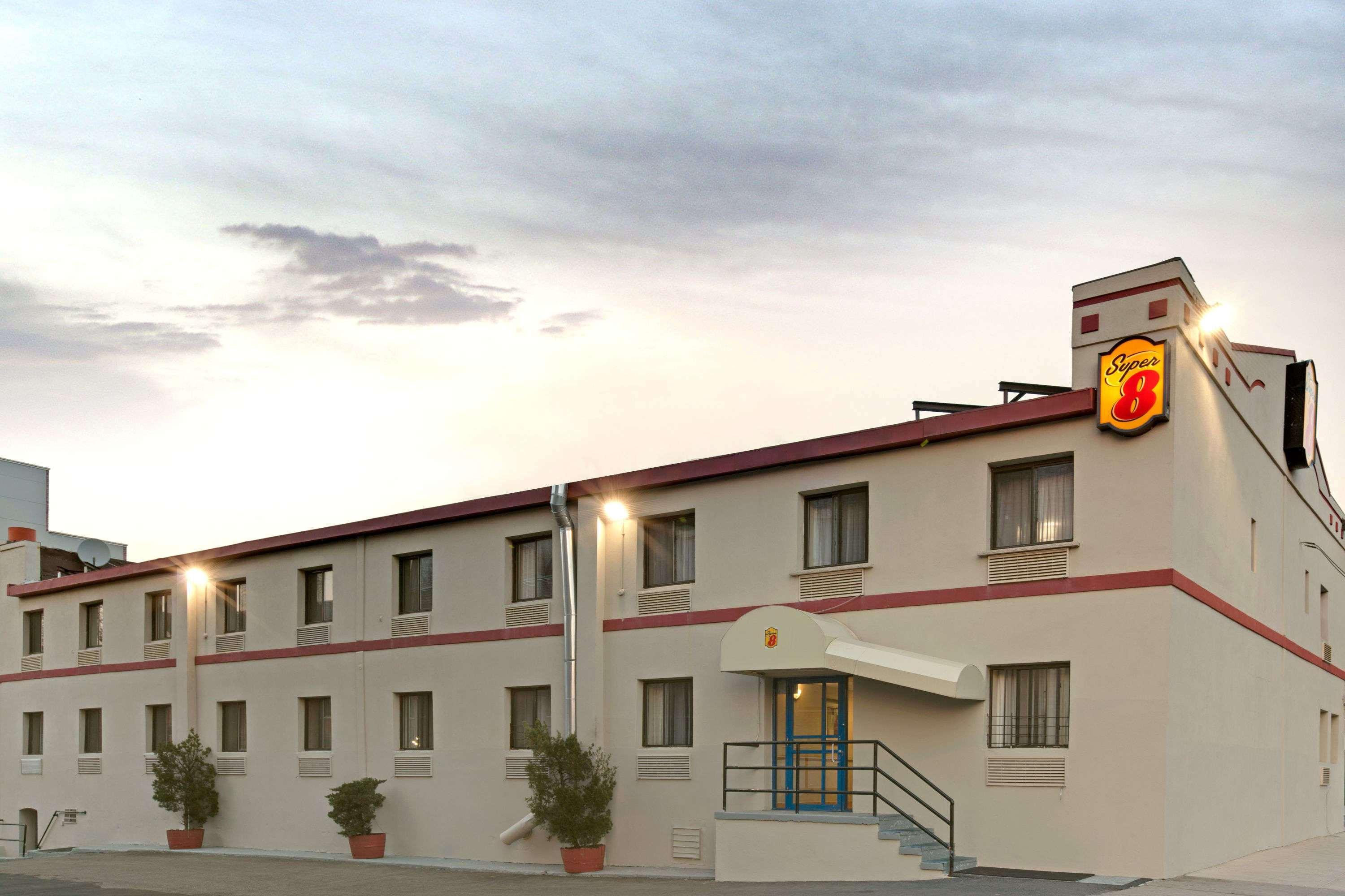Super 8 By Wyndham Long Island City Lga Hotel New York City Exterior photo