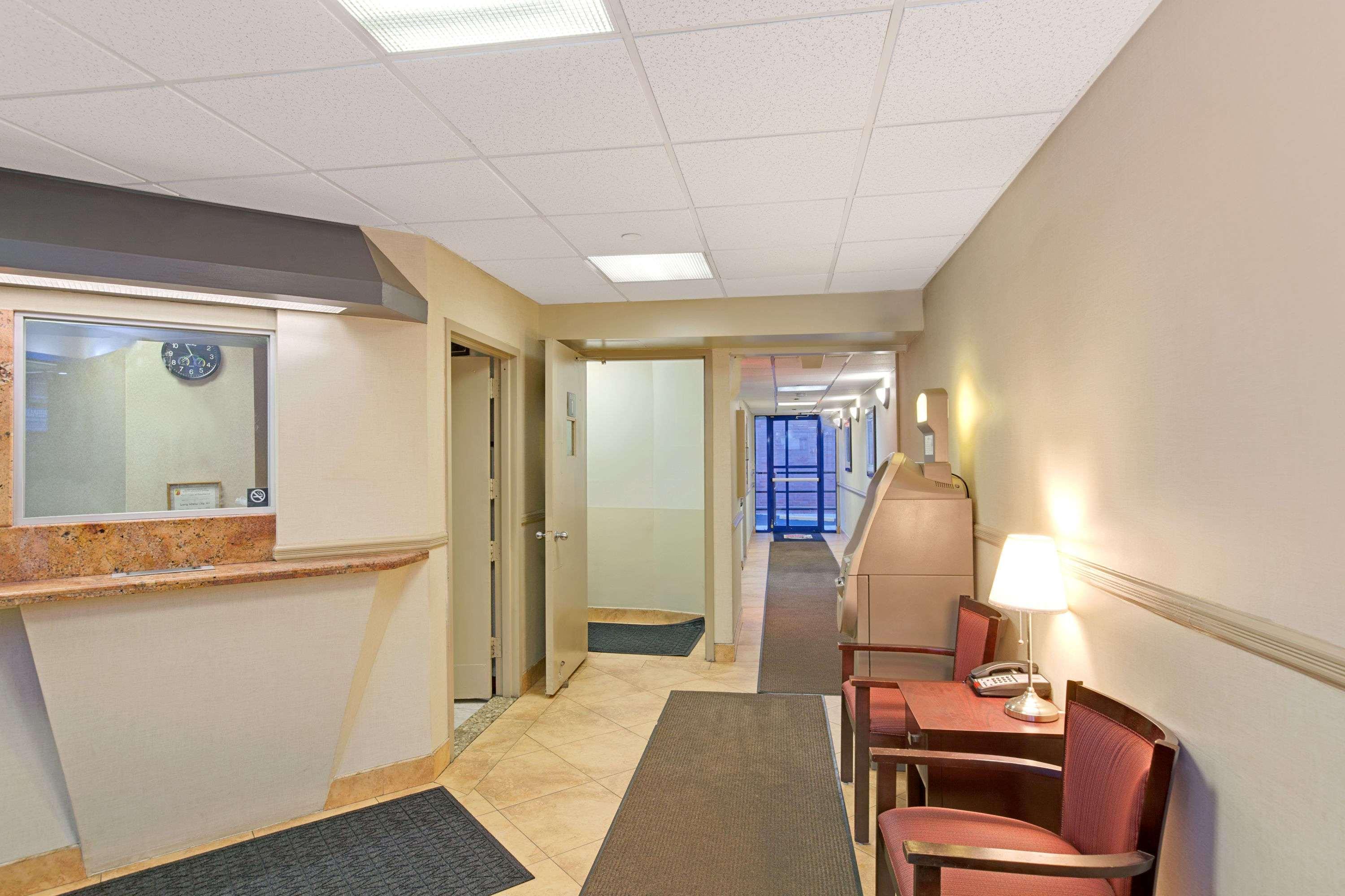 Super 8 By Wyndham Long Island City Lga Hotel New York City Exterior photo