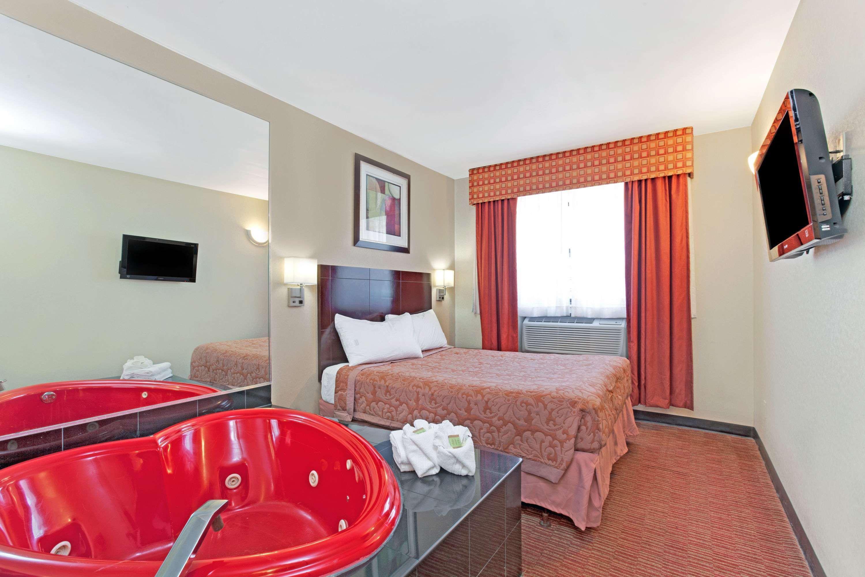 Super 8 By Wyndham Long Island City Lga Hotel New York City Exterior photo