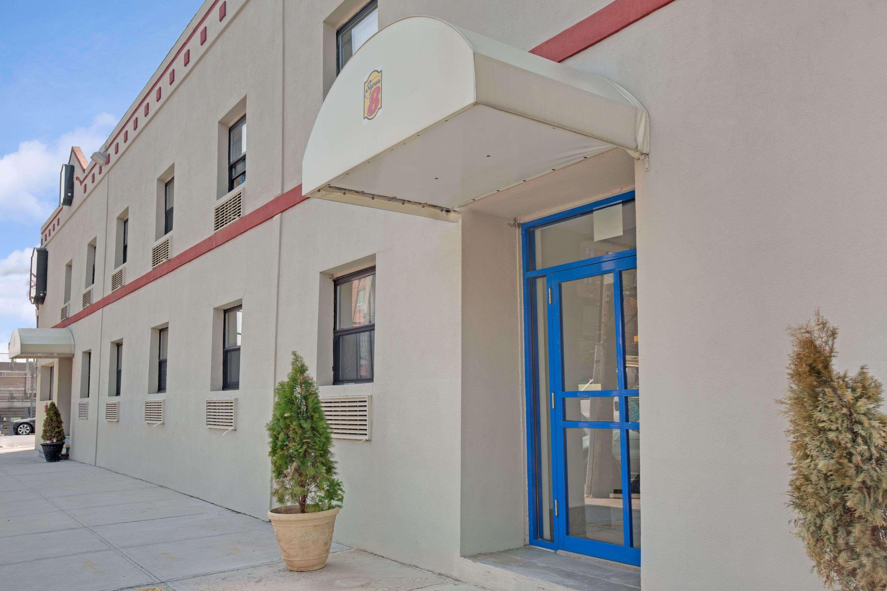 Super 8 By Wyndham Long Island City Lga Hotel New York City Exterior photo